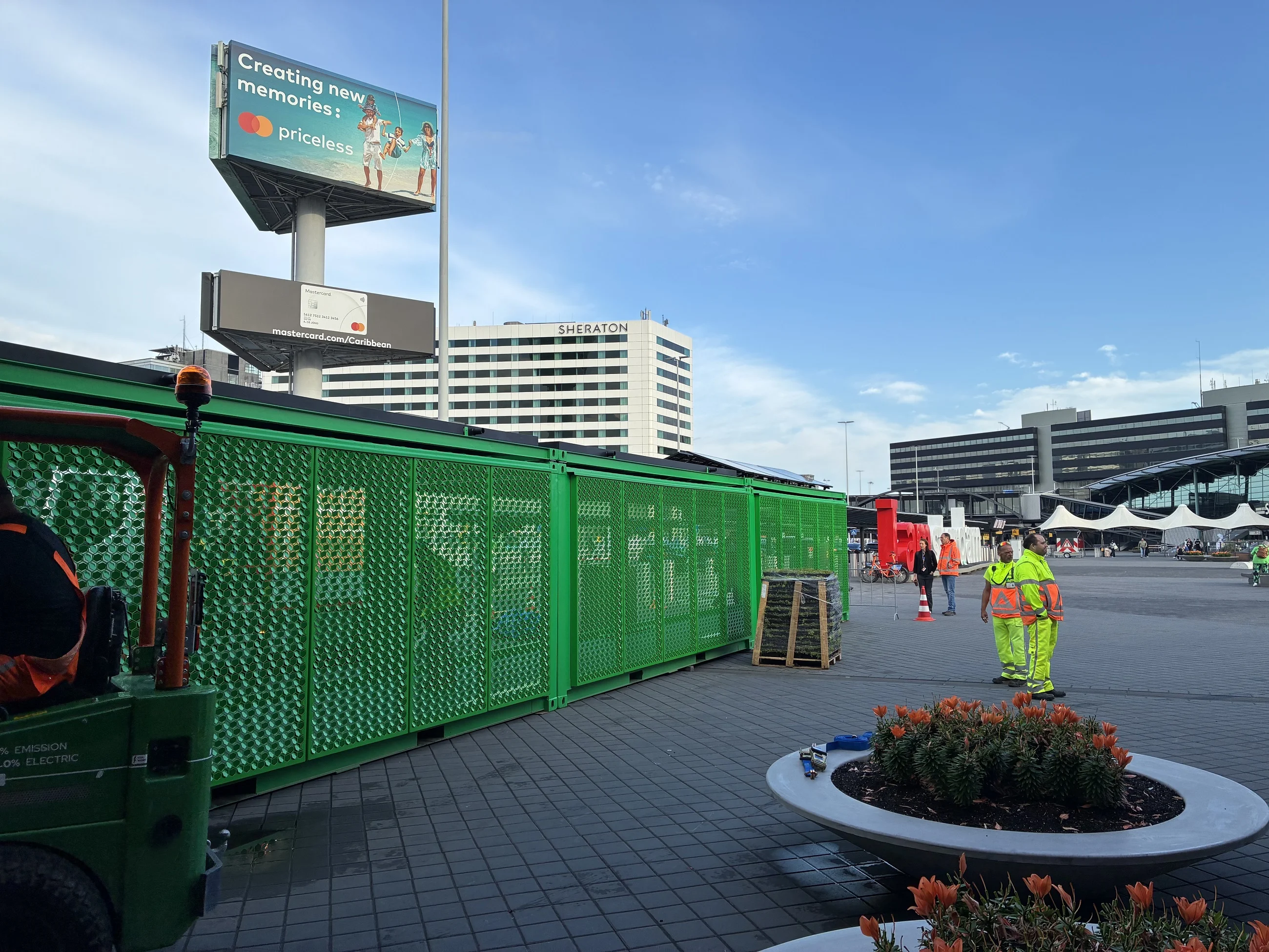 Überdachter Laufweg Container Schiphol